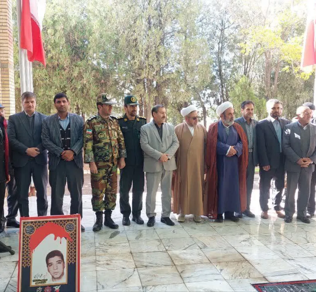 غبارروبی گلزار شهدا به مناسبت هفته بسیج دانشآموزی