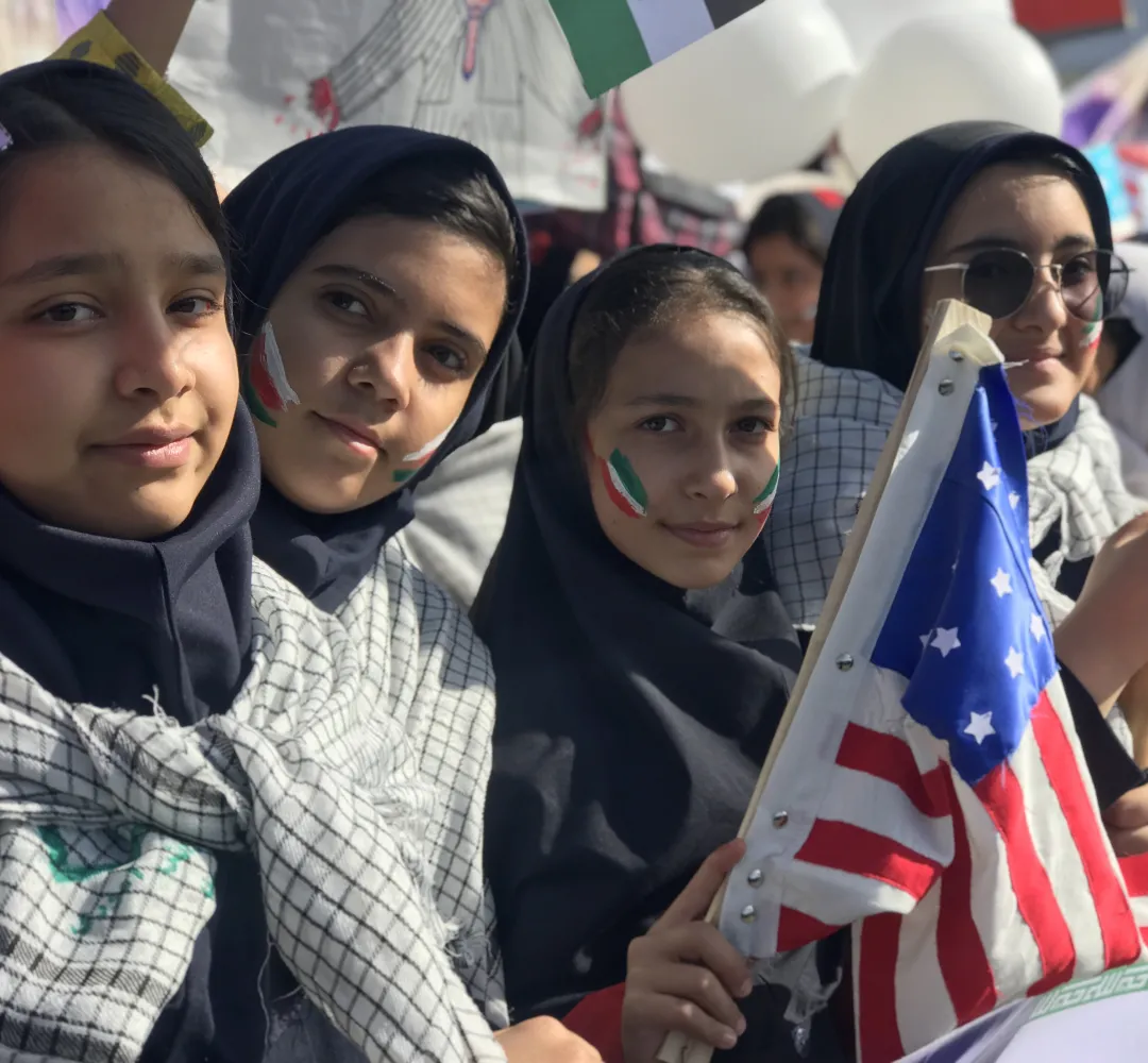 حضور پرشور دانشآموزان قوچان در راهپیمایی ۱۳ آبان