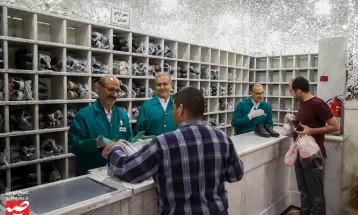 حال و هوای کفشداری‌های حرم مطهر رضوی