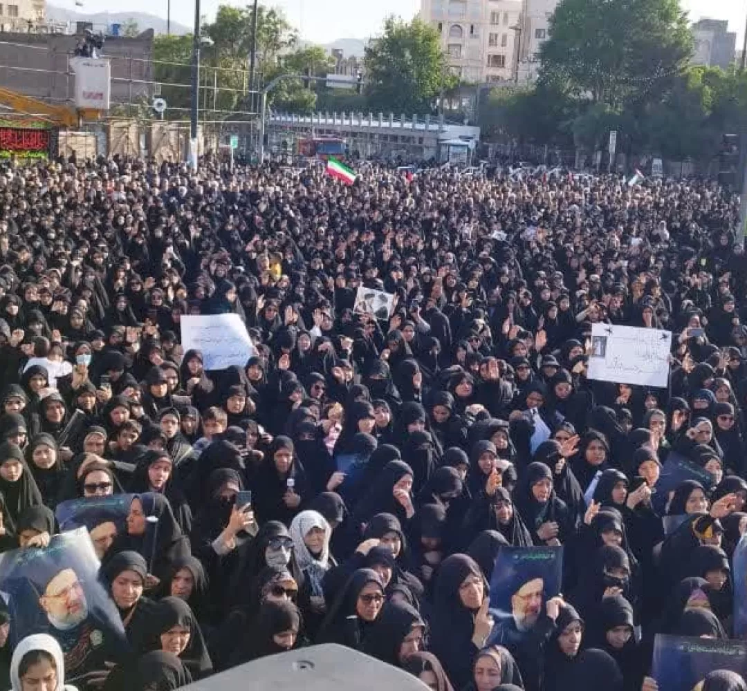 مردم نشسته به سوگ سیدالشهدای خدمت