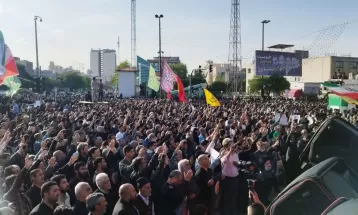مردم نشسته به سوگ سیدالشهدای خدمت