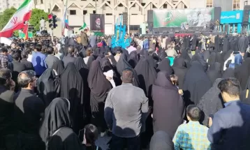 مردم نشسته به سوگ سیدالشهدای خدمت