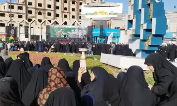 مردم نشسته به سوگ سیدالشهدای خدمت