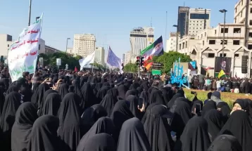 مردم نشسته به سوگ سیدالشهدای خدمت