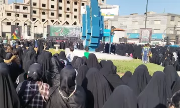 مردم نشسته به سوگ سیدالشهدای خدمت