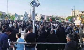 مردم نشسته به سوگ سیدالشهدای خدمت
