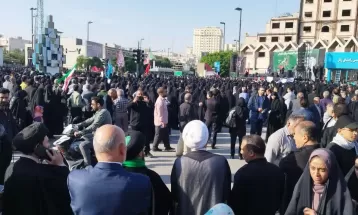 مردم نشسته به سوگ سیدالشهدای خدمت