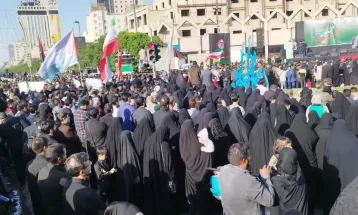 مردم نشسته به سوگ سیدالشهدای خدمت