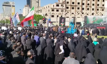 مردم نشسته به سوگ سیدالشهدای خدمت