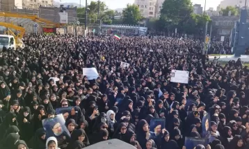 مردم نشسته به سوگ سیدالشهدای خدمت