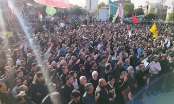 مردم نشسته به سوگ سیدالشهدای خدمت