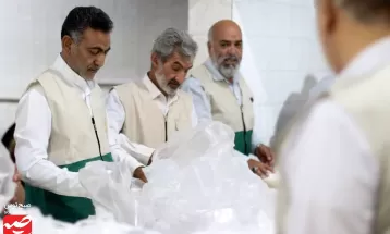 توزیع غذای متبرک حضرت بین زلزله‌زدگان کاشمر