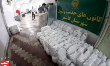 توزیع غذای متبرک حضرت بین زلزله‌زدگان کاشمر