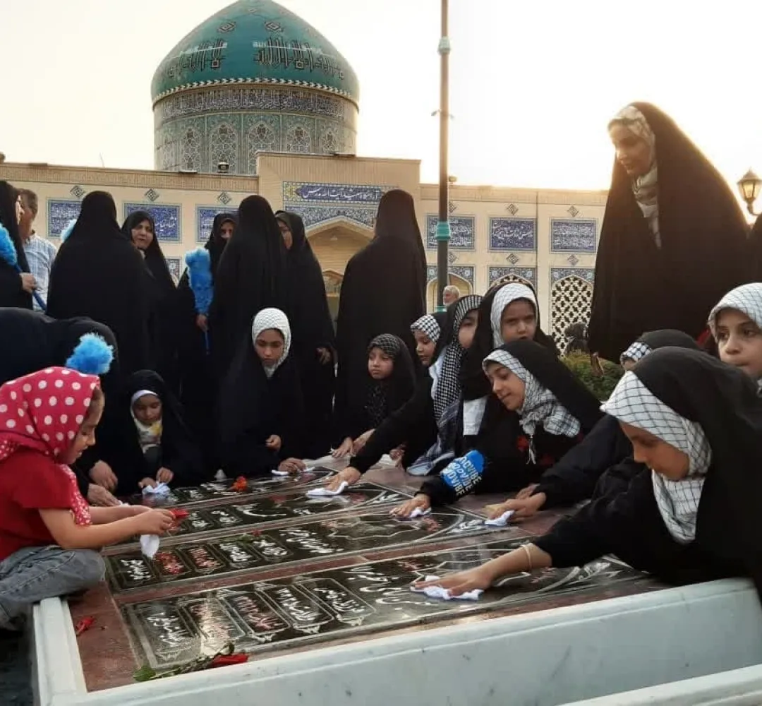 گلزار شهدای کاشمر غبارروبی و عطرافشانی شد