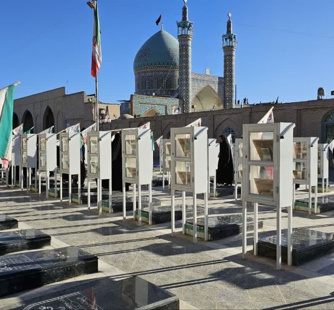 غبارروبی و عطر افشانی مزار شهدا در کاشمر