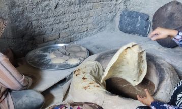 پخت ۱۵ هزار نان توسط بانوان حصار زبرخان