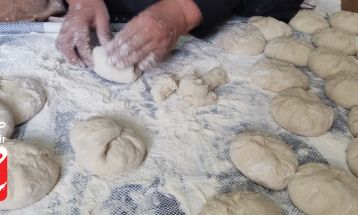 پخت ۱۵ هزار نان توسط بانوان حصار زبرخان