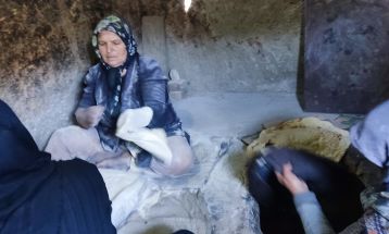 پخت ۱۵ هزار نان توسط بانوان حصار زبرخان