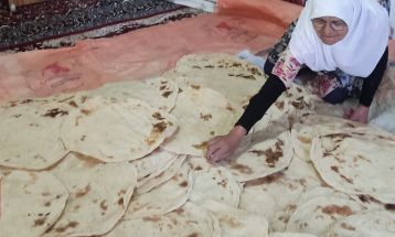 پخت ۱۵ هزار نان توسط بانوان حصار زبرخان