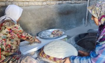 پخت ۱۵ هزار نان توسط بانوان حصار زبرخان