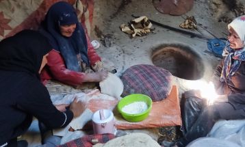 پخت ۱۵ هزار نان توسط بانوان حصار زبرخان