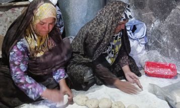 پخت ۱۵ هزار نان توسط بانوان حصار زبرخان