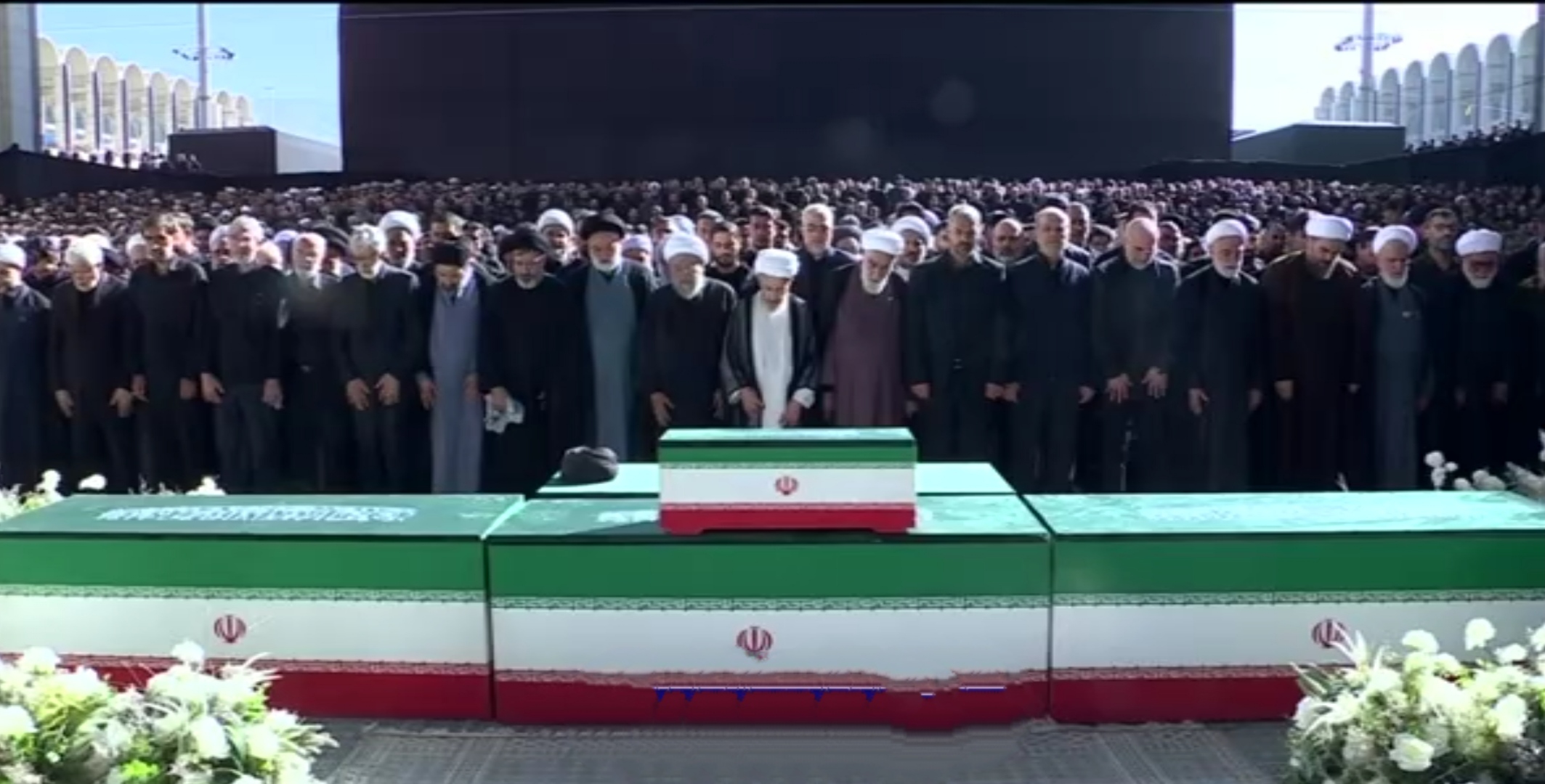 نماز بر پیکر مطهر رهبر شهید اقامه شد