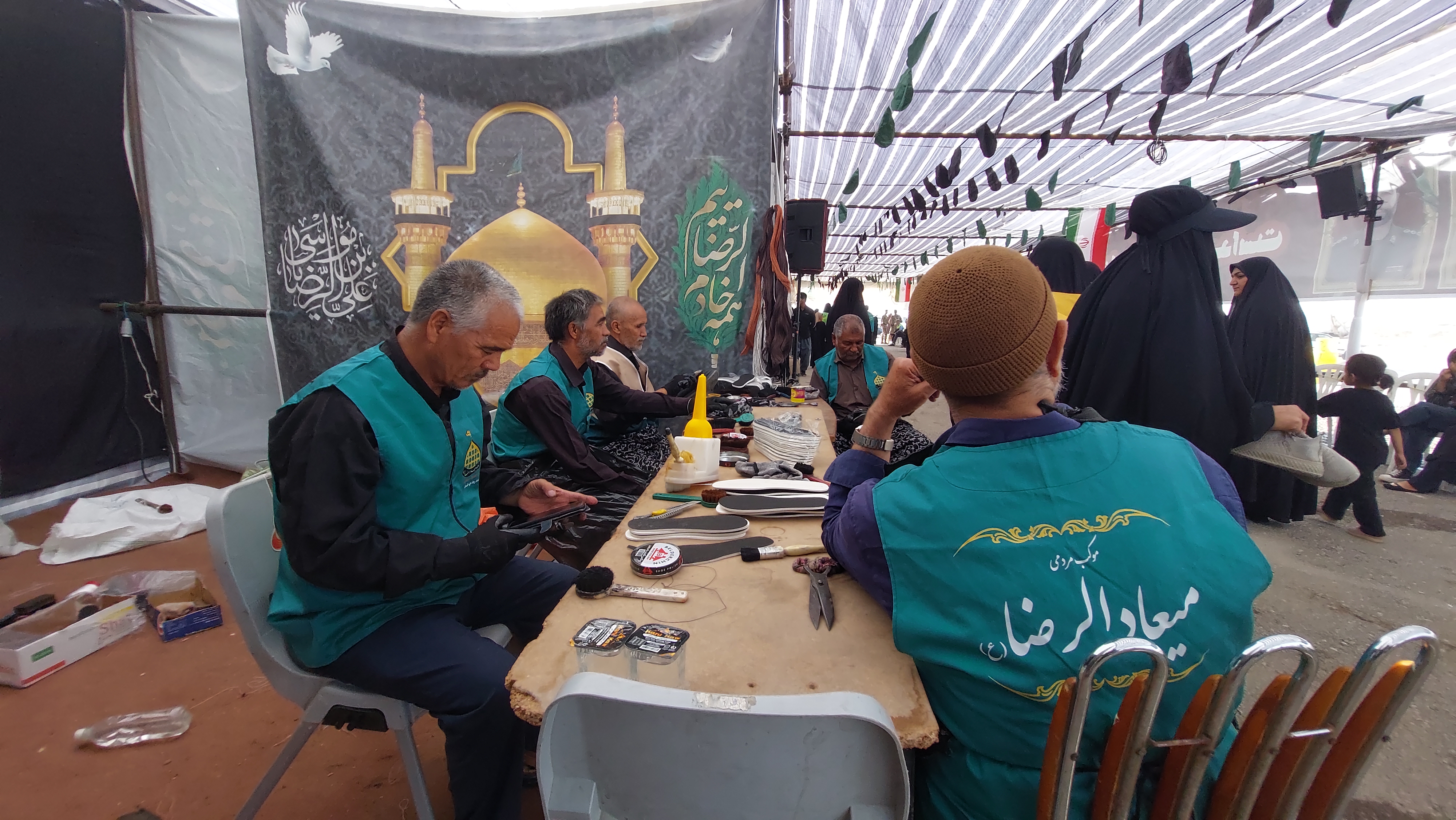 پای کار زائران؛ روایت خادمان رضوی