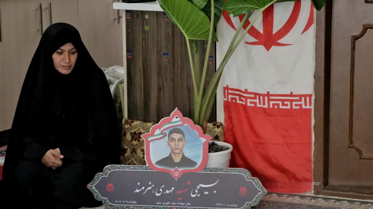 نصب پلاک افتخار بر سردر منزل مهدی هنرمند