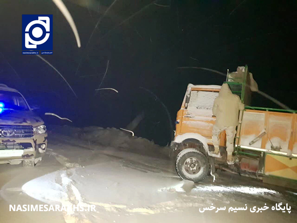 نجات مسافران گرفتار شده در برف و کولاک توسط مرزبانان سرخس+ تصاویر