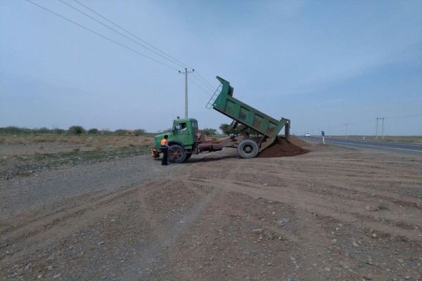 لکه‌گیری راه‌های رشتخوار با آسفالت سرد به میزان ۶۰ تن 