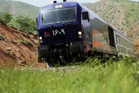 توقف قطار مسافری سرخس در ایستگاه رباط شرف