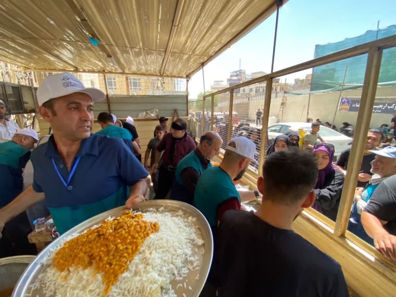 بهره‌مندی روزانه ۶ هزار زائر اربعین از خدمات رسانی موکب شهدای طرقبه در کربلا