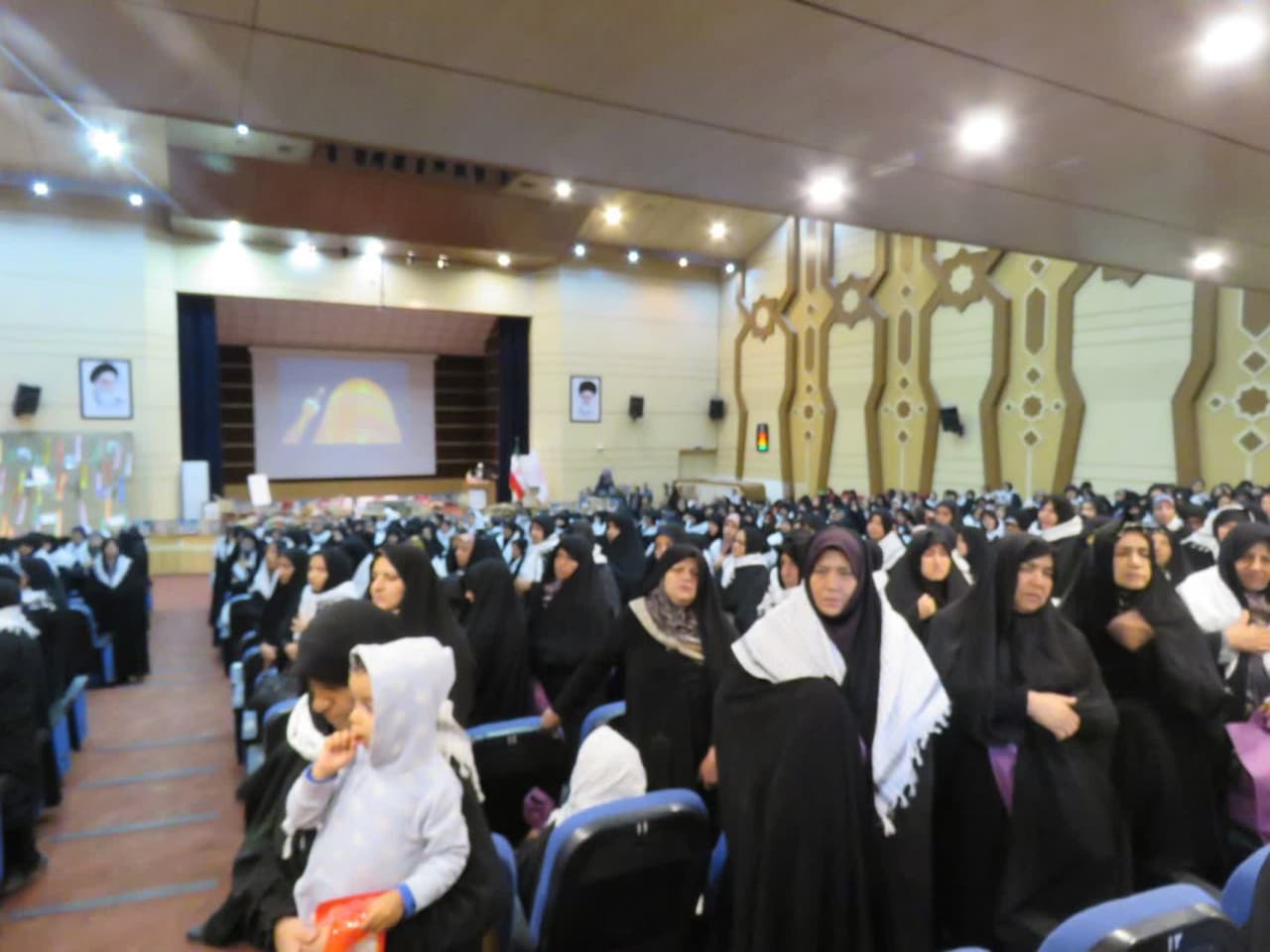 همایش اسطوره های مقاومت طرقبه شاندیز با حضور ۸۰۰ نفر از بانوان شهرستان برگزار شد