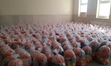 توزیع ۴۰۰ بسته شب یلدایی در خلیل‌آباد