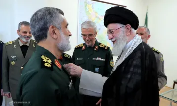 اعطای «نشان فتح» به فرمانده نیروی هوافضای سپاه