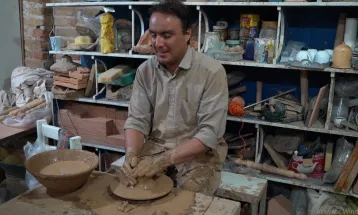 فوت کوزه‌گری در دستان روشندل نیشابوری