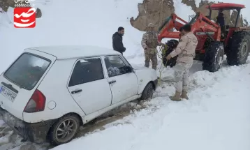 امدادرسانی مرزبانان سرخسی به مسافران گرفتار در برف