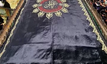 اهتزاز پرچم عزای علوی بر فراز گنبد رضوی