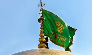 زیارتی از راه دور با پرچم بارگاه رضوی