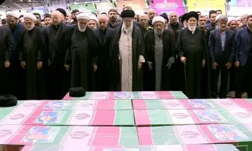اقامه نماز رهبر انقلاب بر پیکر  شهدای خدمت