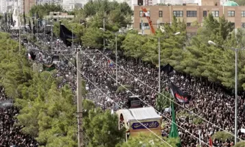 تمام قد در میدان وداع رئیس جمهور شهید