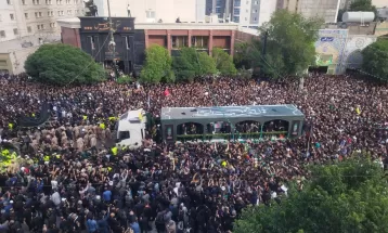 مداحی محمدرضا طاهری کنار پیکر شهدای خدمت