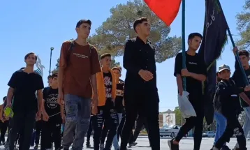 زائران پیاده کاشمری در راه زیارت امام مهربانی‌ها