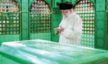 غبارروبی ضریح مطهر با حضور رهبر انقلاب