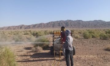 آغاز مبارزه با آفت ملخ کوهان‌دار در خلیل‌آباد