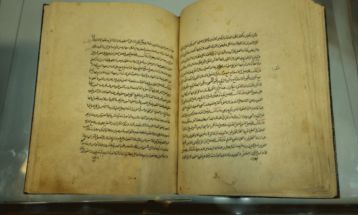رونمایی از ۲نسخه خطی عیون اخبارالرضا در مشهد
