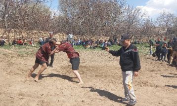 برگزاری مسابقات کشتی باچوخه‌ در روستای کوه‌سخت نیشابور