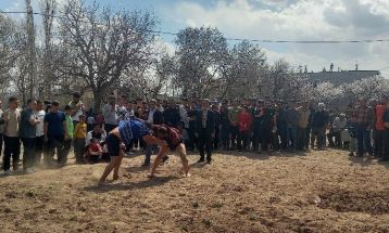 برگزاری مسابقات کشتی باچوخه‌ در روستای کوه‌سخت نیشابور